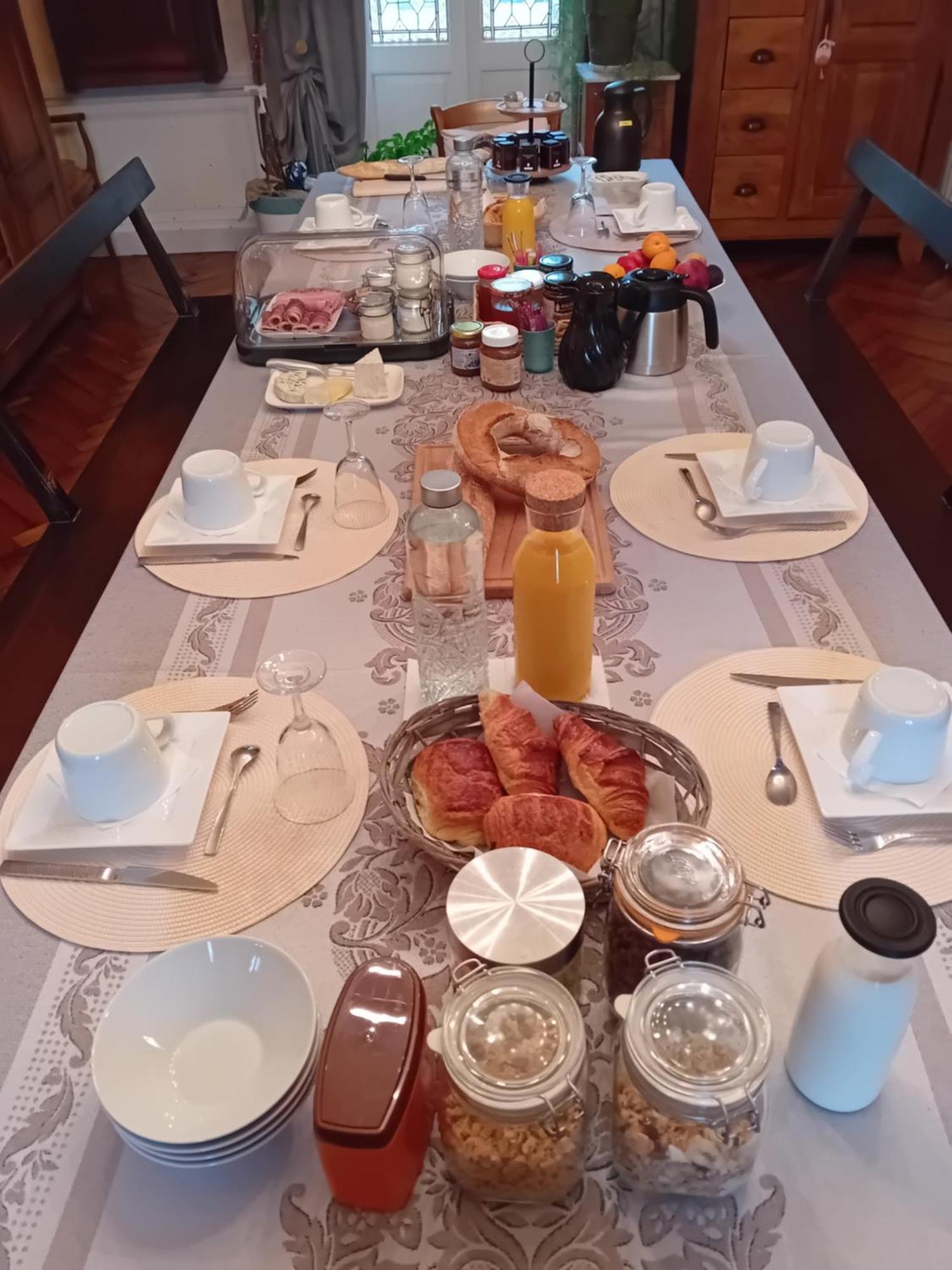 Domaine De Marchal - Chambres Et Table D'Hotes Celles-Sur-Durolle Luaran gambar